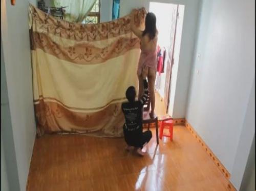 Sambil menggantung tirai, suaminya mengaitkan vaginanya