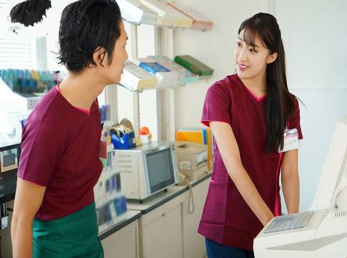 Rekan kerja saya Ichika Hoshimiya senang berada di dekat saya