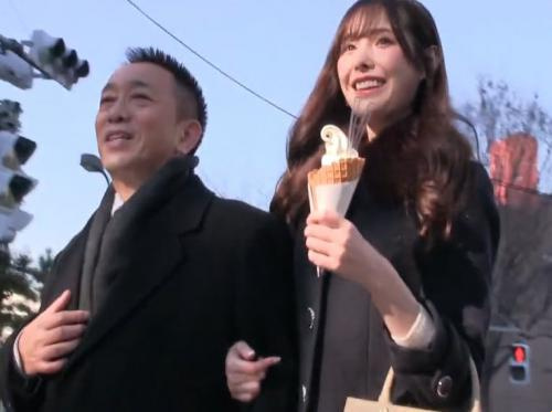 Sugar baby yang cantik bertemu dengan sugar daddy yang mesum